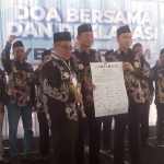 Yuhronur Efendi-Dirham Akbar Aksara saat mendaftarkan diri sebagai bakal calon bupati dan wakil bupati ke KPU Lamongan.