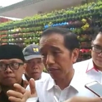 Jokowi saat kunjungan ke Blitar dalam rangka penyerahan sertipikat. foto: AKINA/ BANGSAONLINE