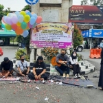 Devi Yunita Shanti (nomor 2 dari kanan) dan peserta doa bersama yang digelar di pertigaan Jalan PB Sudirman Pare. foto: MUJI HARJITA/ BANGSAONLINE.com