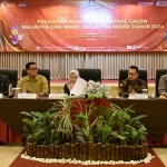 Anggota KPU Kota Kediri Divisi Teknis, Adib Zaimatu Sofi, saat menjadi moderator rakor. Foto: Ist. 