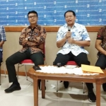 Kabid RTH dan PJU DKRTH Hendri Setianto didampingi Kasi RH DKRTH Rochim Yuliadi (kanan), bersama Kepala Dinas Komunikasi dan Informatika M. Fikser saat jumpa pers. foto: YUDI A/ BANGSAONLINE