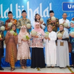 Khofifah Indar Parawansa foto bersama para civitas akademika Unair usai acara halal bihalal di Hall Kantor Manajemen Kampus MERR C Unair Surabaya, Selasa (16/4/2024). Foto: dok. pribadi