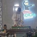 Pemotongan tumpeng yang dilakukan oleh Wali Kota Madiun.