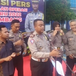 Kasatlantas Polres Jombang, AKP Rudi Purwanto saat rilis pers di halaman satlantas polres setempat. foto: AAN AMRULLOH/ BANGSAONLINE