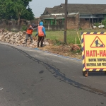 Nampak salah satu kegiatan pengerjaan ruas jalan Desa Ngelo Kecamatan Sooko.