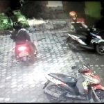 Cuplikan keempat pelaku saat beraksi menggasak motor.