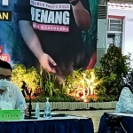 Bupati Kediri Hanindhito Himawan Pramana dan Wakil Bupati Kediri Dewi Mariya Ulfa, dengan saksama mendengar dan mencatat setiap permasalahan yang diutarakan masyarakat yang ikut acara Jumat Ngopi, di Pendopo Kabupaten Kediri, Jumat (12/3/2021). foto: MUJI HARJITA/BANGSAONLINE