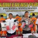 Wakapolresta Banyuwangi, AKBP Dewa Putu Darmawan saat menunjukkan barang bukti dan kelima tersangka dalam konferensi pers di Mapolresta Banyuwangi, Rabu (24/4/2024).