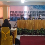 Ketua PDKK Umi Salamah (kanan) di acara pelatihan dan penguatan skill membangun desa inklusi disabilitas. Foto: Ist.