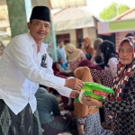 Pembagian beras yang dilakukan Baznas Sidoarjo kepada warga Dusun Kepetingan.