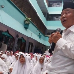 Dr KH Asep Saifuddin Chalim saat memberikan taushiyah di aula Pondok Pesantren Amanatul Ummah Siwalankerto Surabaya, Ahad (9/12/2018). foto: bangsaonline.com