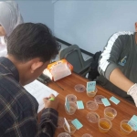 Mahasiswa Uniska Kediri saat tes urine. Foto: Ist