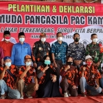 

H. Saleh Fahad Ketua MPC Bangkalan foto bersama usai pelantikan, Jumat (1/10/2021).