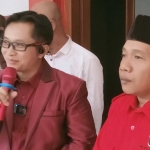 Rizky Sembodo (kiri) usai mengembalikan formulir pendaftaran calon wakil bupati ke PDIP Kabupaten Trenggalek.