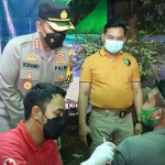 Kapolresta Sidoarjo, Kombes Pol Kusumo Wahyu Bintoro, meninjau kegiatan vaksinasi booster di Kampung Ramadan, Alun-Alun Sidoarjo.