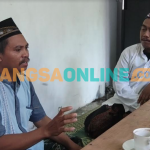 Suryanto, paman korban yang sekaligus ayah FTH, (kiri) dan Gus Fatih saat memberi keterangan kepada wartawan. Foto: MUJI HARJITA/ BANGSAONLINE