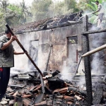 Kondisi rumah Boiman yang hangus dilalap api. foto: ist