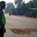 Petugas yang berada di lokasi langsung melakukan olah TKP.