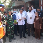 Pembacaan sita eksekusi oleh Pengadilan Negeri Madiun disaksikan oleh aparat setempat. Foto: HENDRO SUHARTONO/ BANGSAONLINE