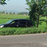 Kondisi minibus yang masuk sawah usai menabrak pemotor.