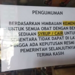 Salah satu apotek di Kota Batu memasang pengumuman tidak menjual obat dalam bentuk sirup atau cair.