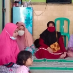 Dewi Nurista Priswantini (kerudung pink), istri Serda Eko Prasetiyo.