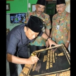 Bupati Sambari menandatangani prasasti masjid SMPN 2 Menganti.