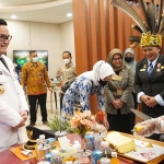 Bupati Kediri, Hanindhito Himawan Pramana, saat menyaksikan Gubernur Khofifah mengupas Nanas Pasir Kelud. Foto: Ist