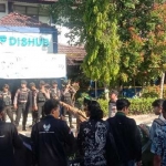 Aktivis HMI saat demo di kantor Dishub Gresik. Foto: Ist.