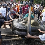 Proses pengangkatan arca pentul dari dasar Sungai Kranggan. Foto: Ist.