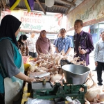 Kepala Dinas Ketahanan Pangan dan Pertanian Kota Kediri, Moh.Ridwan, saat melakukan sidak di Pasar Setonobetek. Foto: Ist.