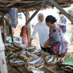 Khofifah saat menyambangi ibu-ibu di kampung nelayan.