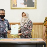 Penyerahan sertifikat tanah aset oleh Wali Kota Mojokerto Ika Puspitasari kepada Direktur Utama BPRS Kota Mojokerto, Choirudin dengan disaksikan oleh Aris Budiman dan Adi Sucipto  selaku perwakilan dari OJK Regional IV.