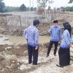 Wabup Budi Irawanto saat sidak di Desa Tambakromo, Senin (30/11/20).