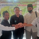 Rayhan (berpeci) dan Muslimin (dua dari kiri) mengapit Abdul Malik saat acara santunan anak yatim. foto: AHMAD FUAD/ BANGSAONLINE