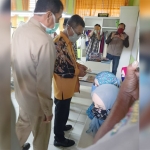 Bupati Pacitan Indartato saat meninjau masker kain produksi siswa-siswi SMKN 1 Donorojo.