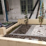 Makam KH Abdul Chalim tampak sangat sederhana tapi mengesankan sangat teduh. Makam ini terletak di pekarangan keluarga di Desa Leuwimunding Kecamatan Leuwimunding Kabupaten Majalengka Cirebon Jawa Barat. Pekarangan ini kini jadi salah satu pusat pendidikan Amanatul Ummah yang merupakan cabang dari Pondok Pesantren Amanatul Ummah Surabaya dan Mojokerto Jawa Timur yang didirikan dan diasuh oleh Dr KH Asep Saifuddin Chalim, putera KH Abdul Chalim. Santri Pondok Pesantren Amanatul Ummah kini mencapai 10.000 santri.  Foto: bangsaonline.com