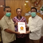 Sekjen DPP Partai Gerindra, Ahmad Muzani menyerahkan SK Plt. Ketua DPD Gerindra Jatim kepada Anwar Sadad di Gedung MPR RI. foto: ist.