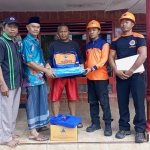 Penyerahan bantuan kepada warga Desa Jeruk Purut yang rumahnya ambruk.