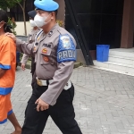 Petugas dari Satreskrim Polresta Sidoarjo saat menggelandang pencuri uang dan motor milik majikannya.