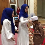 Amelia Firnanda Anwar (kanan) saat kegiatan santunan anak yatim, beberapa waktu lalu. Foto: Ist.