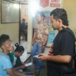 Pelaku saat diamankan oleh petugas Polsek Mantingan.