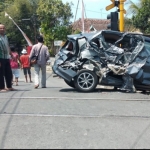 Minibus tertabrak kereta api di perlintasan sebidang tanpa palang pintu Jl. Kolonel Sugiono Kota Blitar.