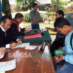 Sejumlah pengendara yang terjating operasi zebra di Kabupaten Jombang langsung mengikuti sidang tilang di tempat di Pos Kota setempat, Kamis (24/11/2016) pagi ini. foto: ROMZA/ BANGSAONLINE