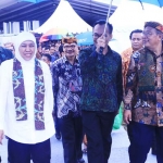 Gubernur Jatim Khofifah Indar Parawansa bersama Bupati Pamekasan Baddrut Tamam mendampingi Menko Perekonomian Dr. Darmin Nasution saat penyaluran KUR Garam Rakyat, di Lapangan Bunder, Kecamatan Pademawu, Kabupaten Pamekasan. foto: ist