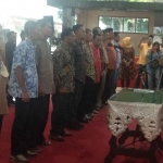 Plt Bupati Nganjuk, Marhaen Jumadi saat bacakan deklarasi damai di hadapan 31 Baklon Kades. Foto: Bambang Dwi Julianto/BANGSAONLINE.com