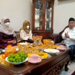 Prof Dr KH Asep Saifuddin Chalim, MA, Prof Dr Ni Nyoman Tri Puspaningsih, M.Si (kiri), dan Prof Dr Cita Rosita Sigit Prakoeswa (tengah), saat berdoa usai istighatsah di PP Amanatul Ummah Jl Siwalankerto Utara Surabaya, Selasa (16/8/2022) tadi malam. Foto: MMA/ BANGSAONLINE.com