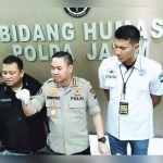 Wadir Resnarkoba Polda Jatim, AKBP Nasriadi didampingi Kabid Humas Kombes Pol. Trunoyudo Wisnu Andiko saat press release di Mapolda Jatim, Rabu (15/1/2020).