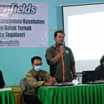 Perwakilan Greenfields saat menjelaskan terkait kemitraan kepada warga Desa Tegalasri.