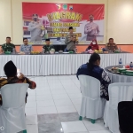 Kapolres Pasuruan AKBP Bayu Pratama Gubunagi (berdiri) saat membuka pertemuan di Kecamatan Prigen. 